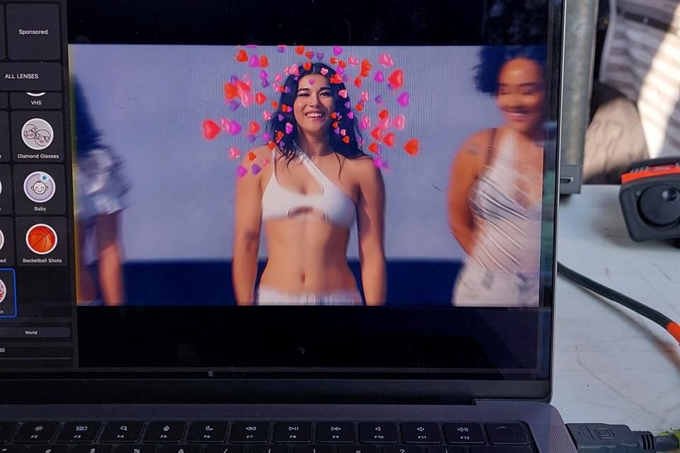 Snapchat requiere de una laptop cargada con su software de Camera Kit para dotar de Realidad Aumentada las cámaras y pantallas de los festivales.