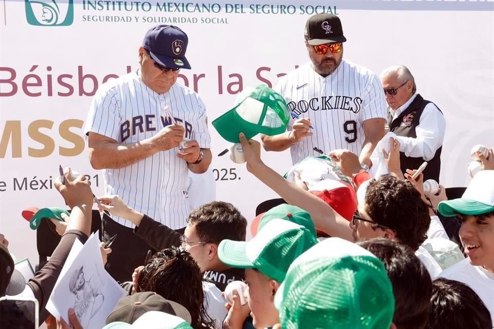 Los ex peloteros convivieron con los niños en el IMSS.