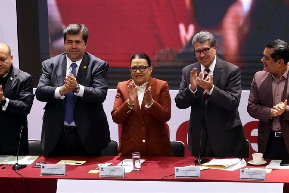 En reunión plenaria de Morena en la Cámara de Diputados, el coordinador de la bancada, Ricardo Monreal llamó a la unidad para respaldar y defender a la Presidenta Claudia Sheinbaum.