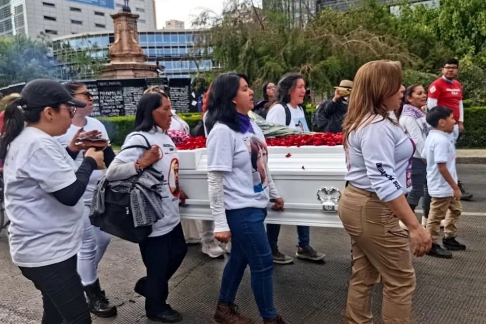 El ataúd blanco con flores encima fue cargado por su madre Jacqueline Palmeros y mujeres que conforman su colectiva de búsqueda.