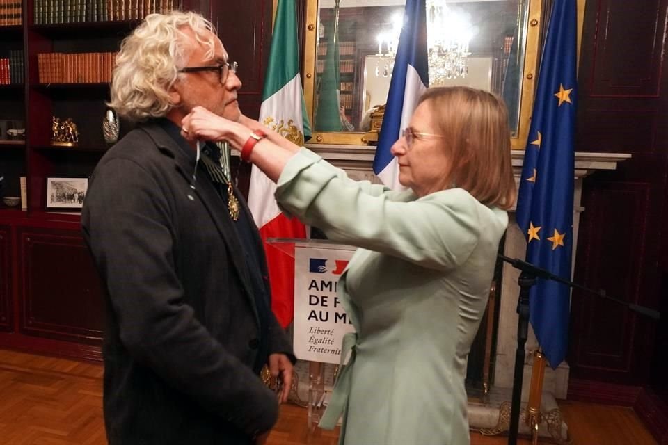 Delphine Borione, Embajadora de Francia en México, invistió al artista mexicano Gabriel Orozco con el grado de Comendador en la Orden de las Artes y las Letras.