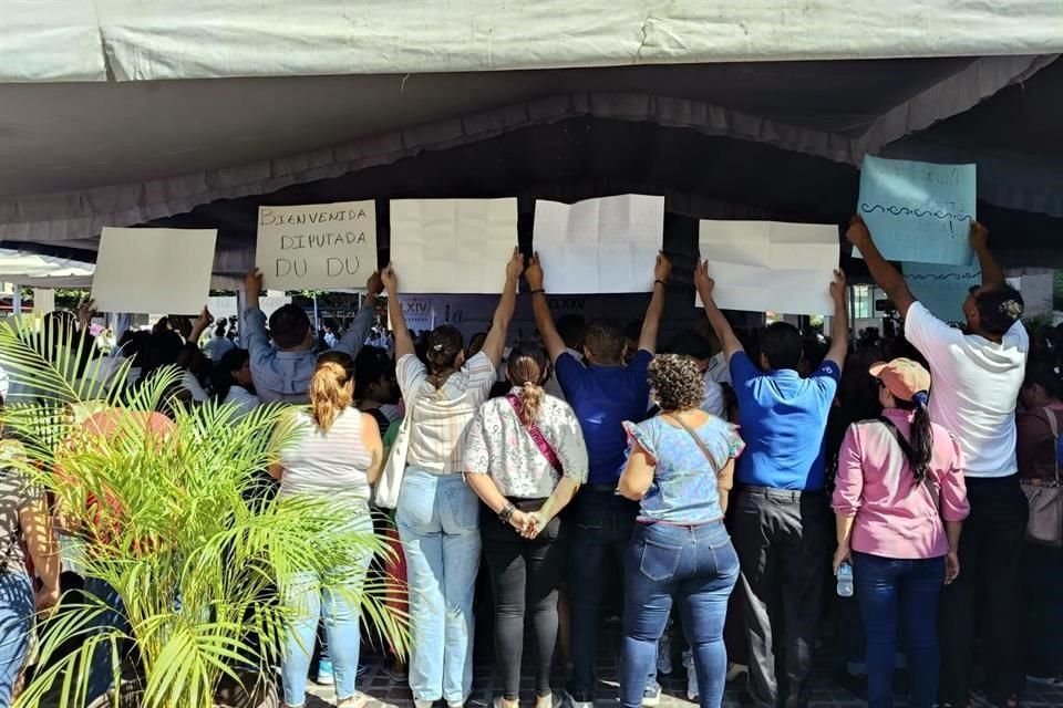 Cerca de medio millar de profesores del SNTE protestaron en  Iguala, Guerrero durante un evento de la Gobernadora Evelyn Salgado para exigir el pago adeudos.