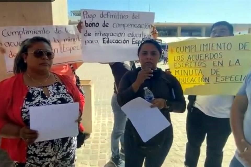 Los docentes protestan en demanda de la implementación de triple sesión de clases, pago de adeudos históricos y la nivelación de horas académicas.