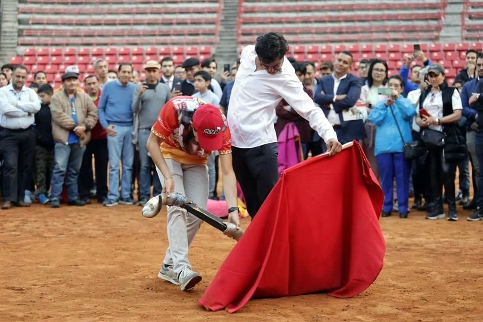 Alejandro Adame (toreando) e Isaac Fonseca convocaron a cientos de aficionados en la propia Plaza México donde les mostraron secretos y detalles de la lidia.