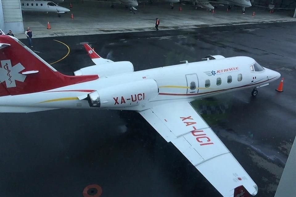 De acuerdo a la Agencia Federal de Aviación Civil, la aeronave Learjet 55, con matrícula XA-UCI, está registrada en México a nombre de la empresa Med Jets, que ofrece servicios de ambulancia aérea.