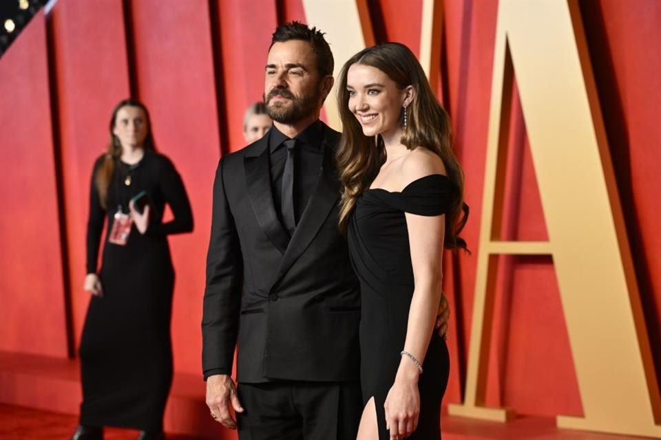 Justin Theroux y Nicole Brydon disfrutan de unas vacaciones en Tulum tras su compromiso en Venecia, reafirmando su amor en el Caribe.