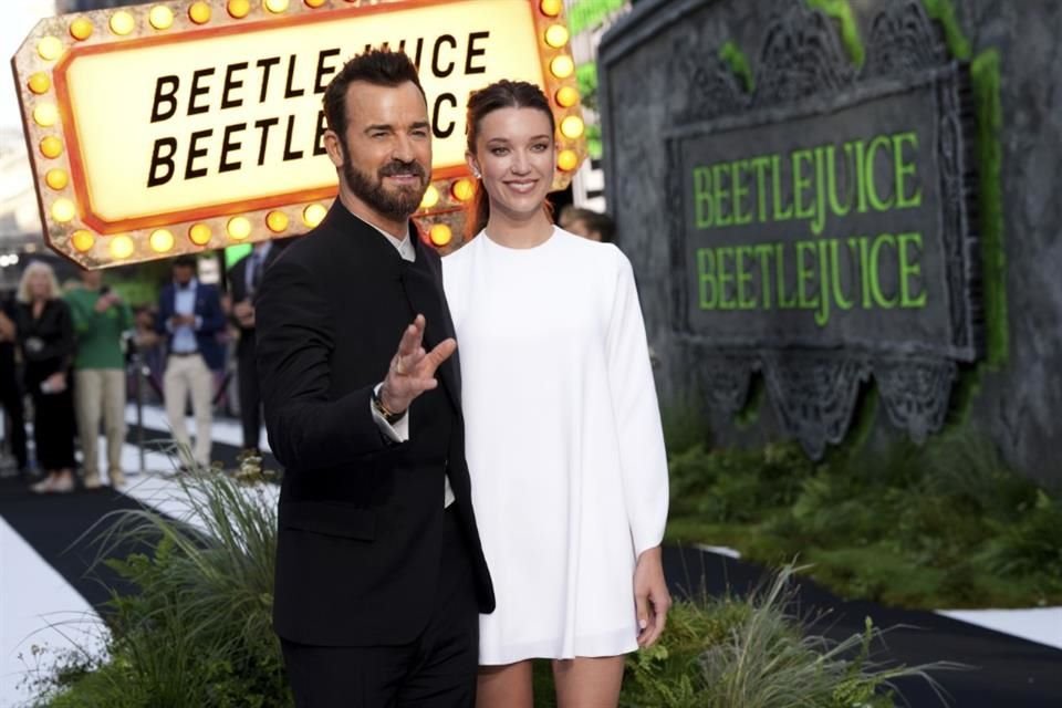 Justin Theroux y Nicole Brydon disfrutan de unas vacaciones en Tulum tras su compromiso en Venecia, reafirmando su amor en el Caribe.