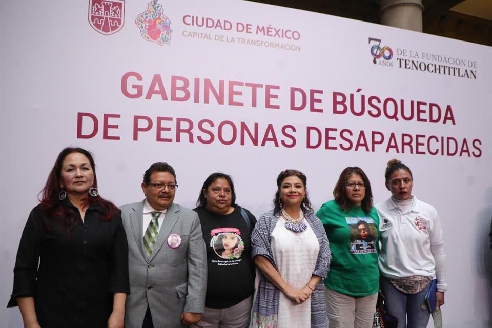 La Jefa de Gobierno, Clara Brugada, con representantes de colectivos, luego de la instalación del Gabinete.