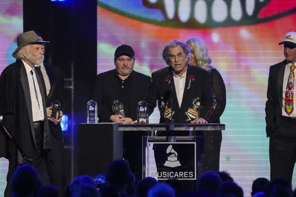 Entre los donantes del viernes por la noche se encontraba Bob Weir, miembro fundador de Grateful Dead, que levantó su paleta de aporte durante una ronda de donaciones.