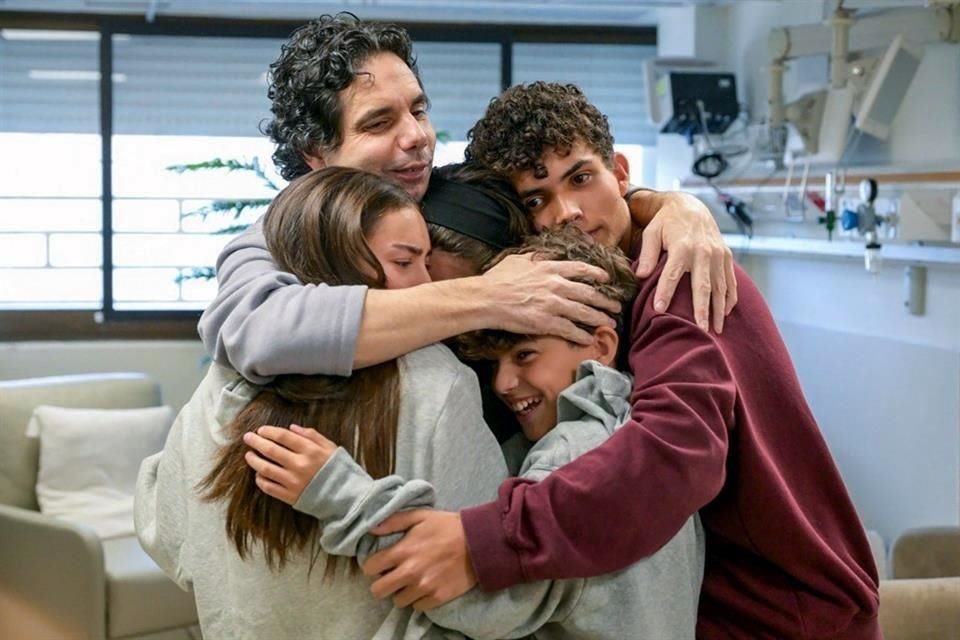 Ofer Kalderon se reunió con sus hijos en el hospital Sheba, en Israel, tras ser liberado.