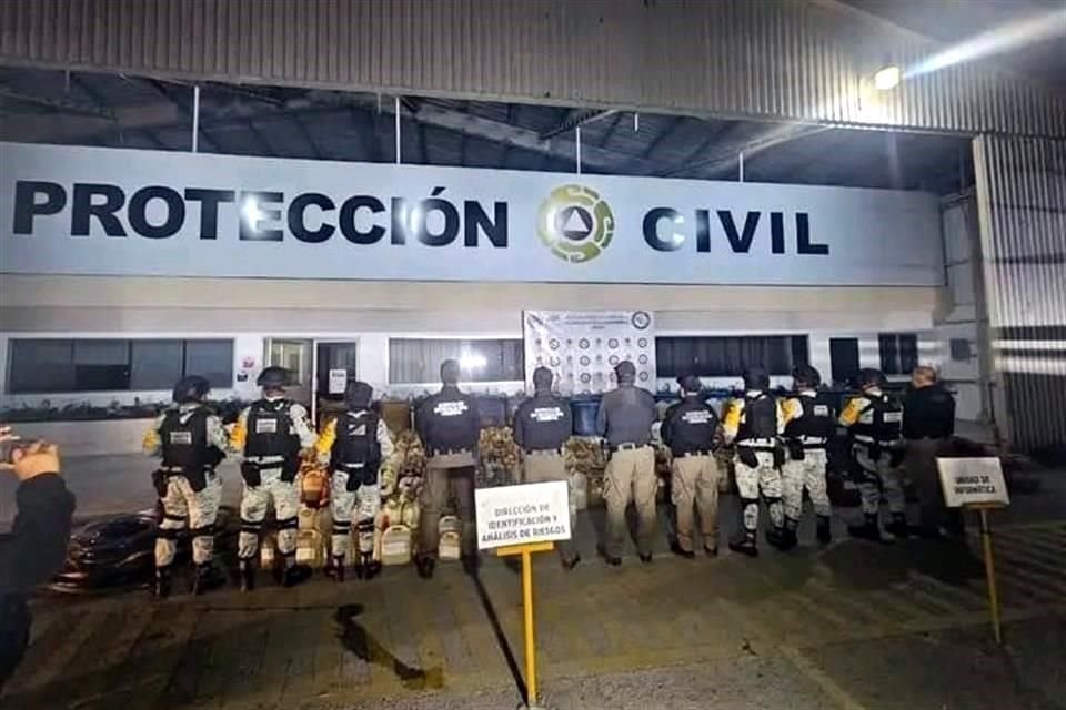 Elementos de la FGR ejecutaron cateos en la Autopista Chiapa de Corzo-San Cristóbal de las Casas en Chiapas, donde fueron hallados 12 puntos de venta de huachicol, y lograron asegurar 884 litros.