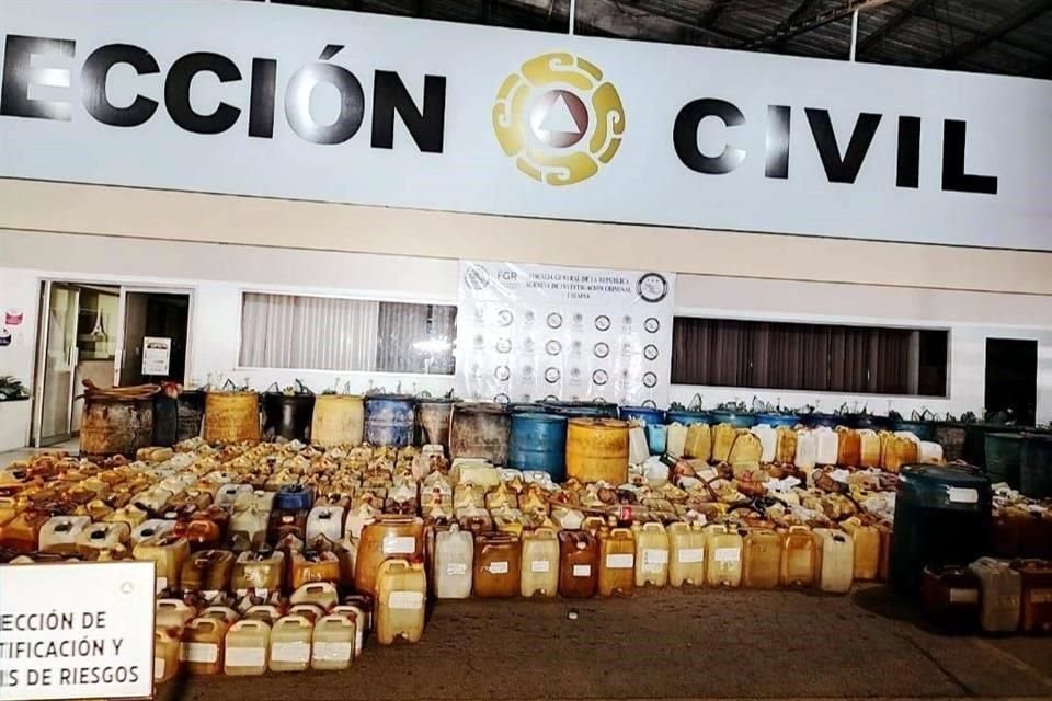 Tras ejecutar una orden de cateo, agentes de la FGR aseguraron 884 litros de huachicol en la autopista 190D Tuxtla Gutiérrez.