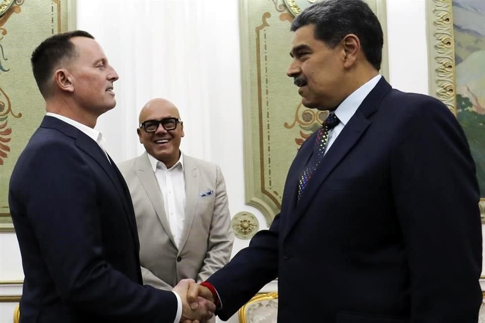 Nicolás Maduro estrecha la mano de Richard Grenell, el enviado especial del presidente estadounidense Donald Trump, que visitó ayer al Presidente venezolano.