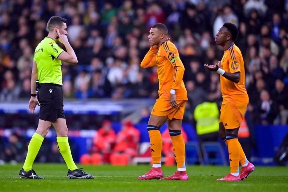 Vinicius había anotado un gol para el Real Madrid, pero se anuló por una falta de Kylian Mbappé en la jugada previa.