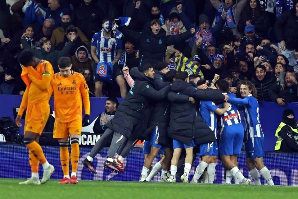 Espanyol sorprendió sobre el final con gol de Carlos Serrano y sumó tres puntos fundamentales en la lucha por no descender.