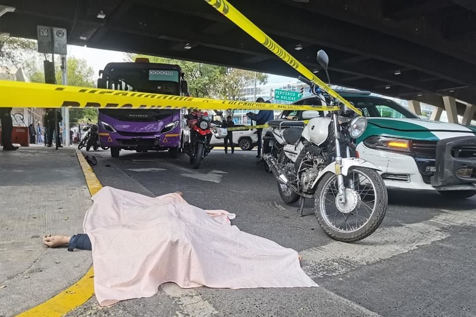 El primer hecho se registró cuando un motociclista y un camión chocaron en el cruce de Río San Joaquín y Legaria, en Miguel Hidalgo.