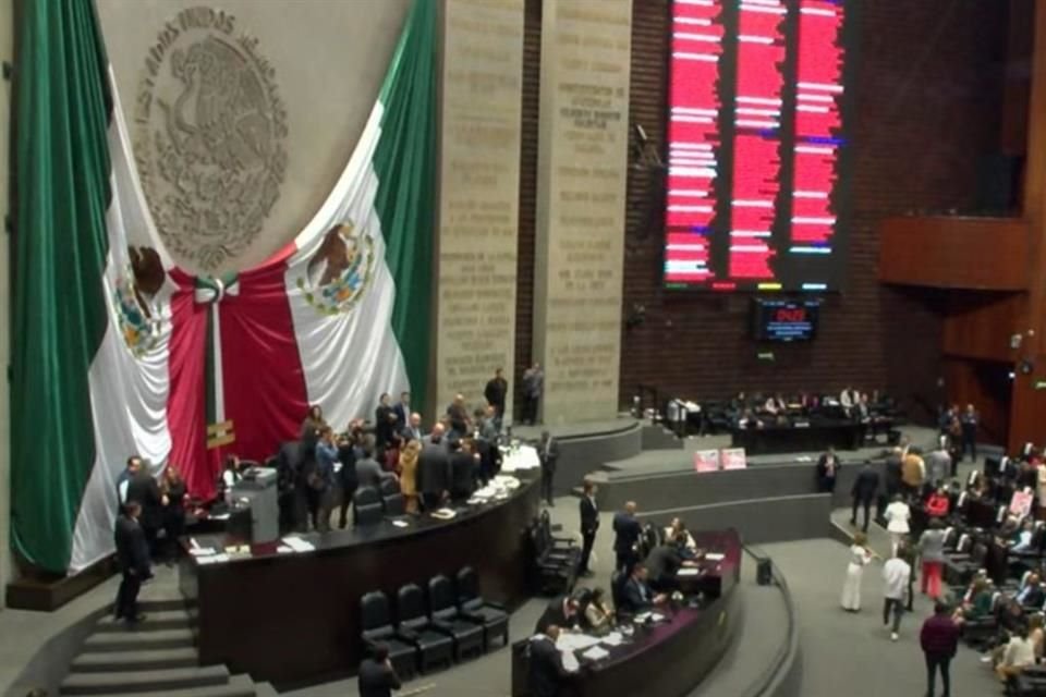 Cámara de Diputados avaló en lo general la reforma que permite al Infonavit utilizar recursos para adquisición de suelo y construcción.