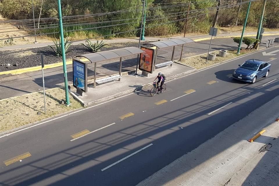 En algunos tramos el ciclocarril no está señalizado, como ocurre en Insurgentes; en otros, cuenta con lo mínimo.  