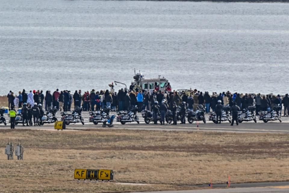 Familiares de víctimas visitan el lugar de un accidente aéreo en Washington D.C., el 2 de febrero del 2025.