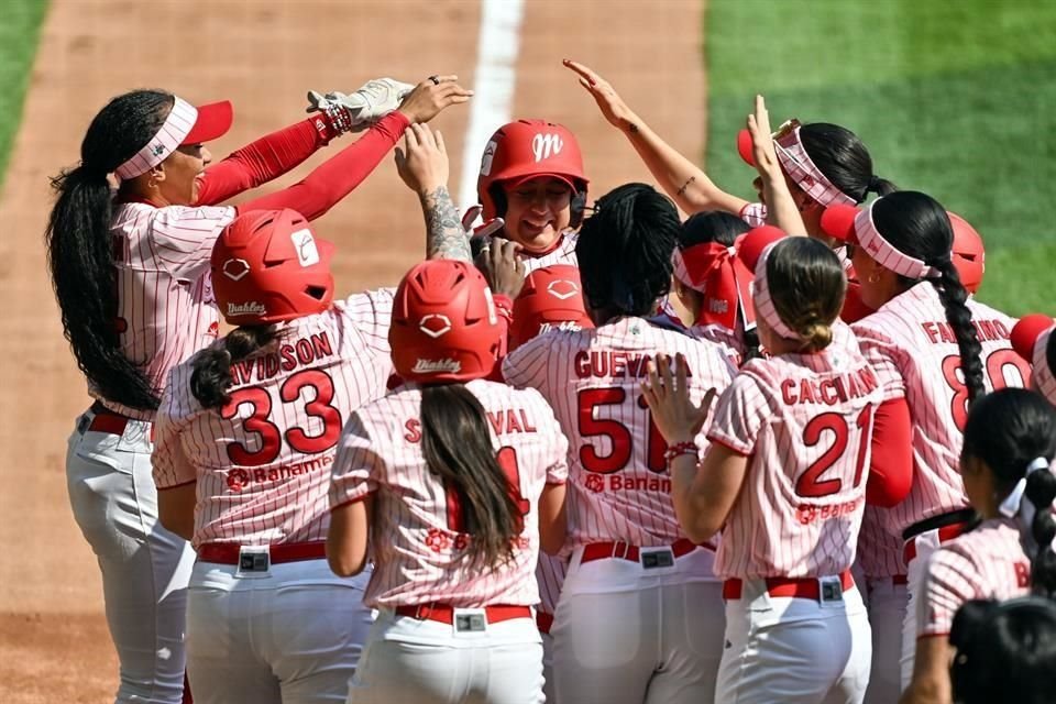 Adriana Rodríguez bateó un Grand Slam en la primera entrada para encaminar el triunfo escarlata sobre Monterrey.