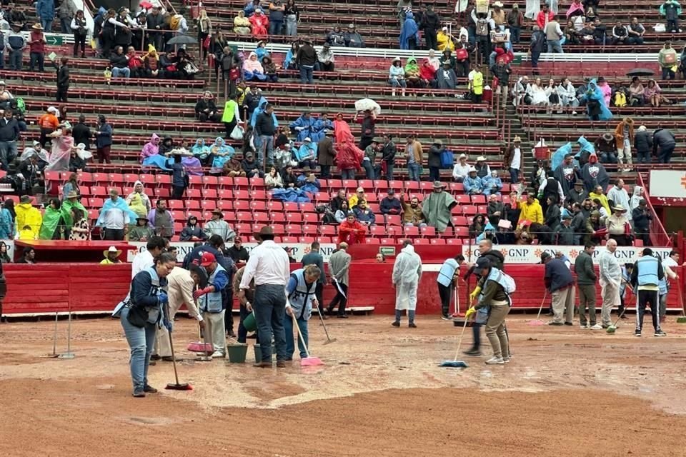 Pese a que los servicios de la Plaza México intentaron dejar el ruedo apto para la corrida, la lluvia lo impidió.