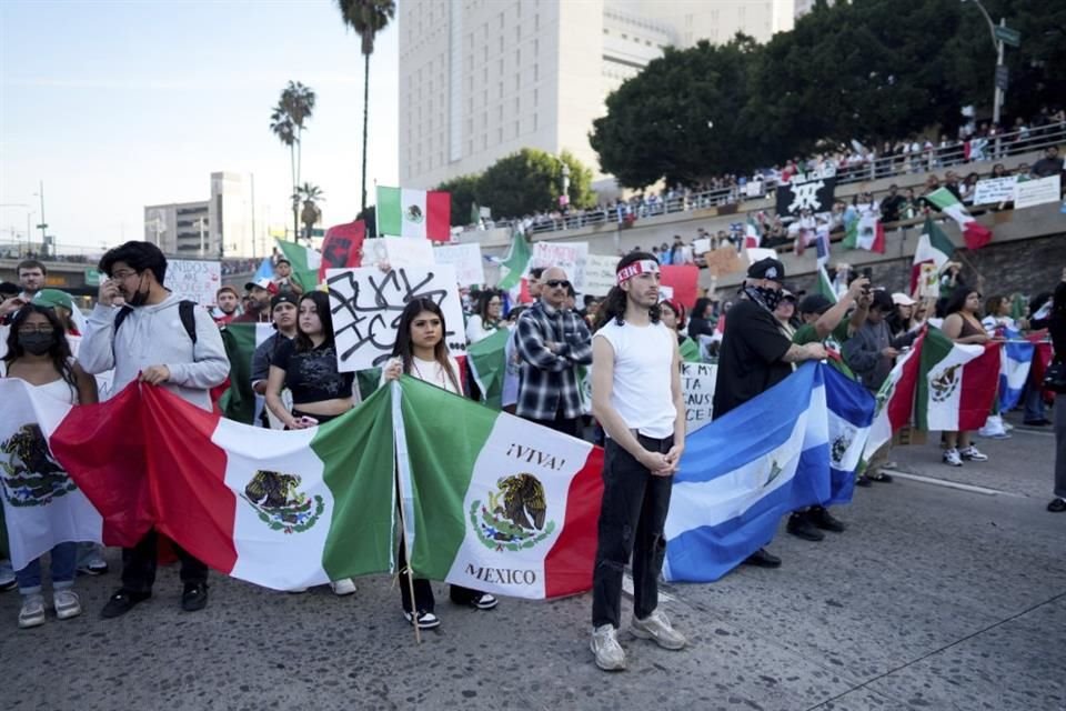 Manifestantes cierran la autopista 110 en Los Ángeles en protestas por las políticas anti migración de Donald Trump el 2 de febrero del 2025.