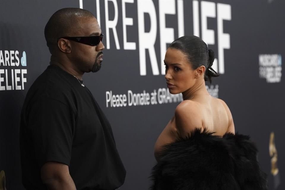 Kanye West y Bianca Censori desfilaron por la alfombra roja de los Grammys 2025, pero su repentina partida despertó rumores.