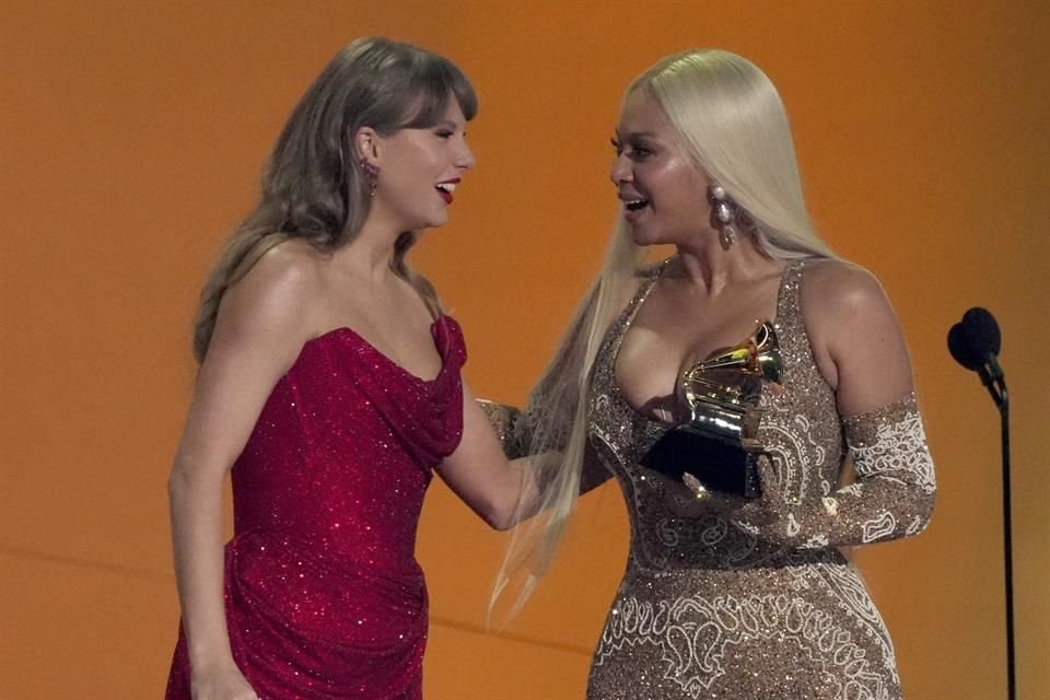 Beyoncé alzó el Grammy a Mejor Álbum Country por su proyecto 'Cowboy Carter', de manos de Taylor Swift.