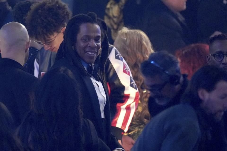 Desde el público, Jay-Z aplaudió a su esposa tras recibir el importante premio.