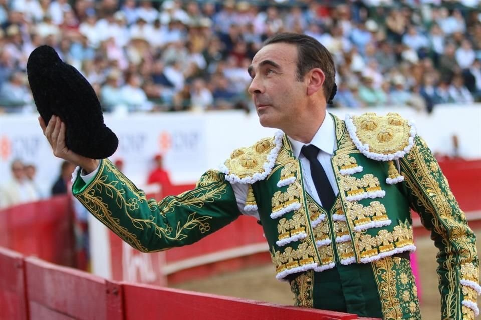 La clase y elegancia del maestro Enrique Ponce deleitaron a los abarrotados tendidos.