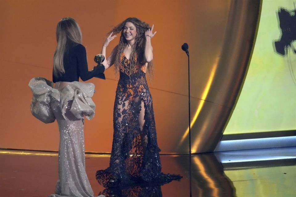 Jennifer Lopez le entregó el premio a la colombiana.