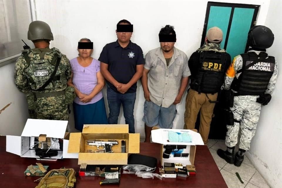 Olger 'N', director de la Secretaría de Seguridad Pública Municipal de Acapetahua, Chiapas, y otras dos personas fueron detenidas tras una serie de cateos.