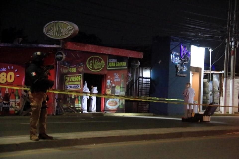 Cuatro personas asesinadas es el saldo de un ataque a balazos a un bar que fue incendiado en Villahermosa, Tabasco.