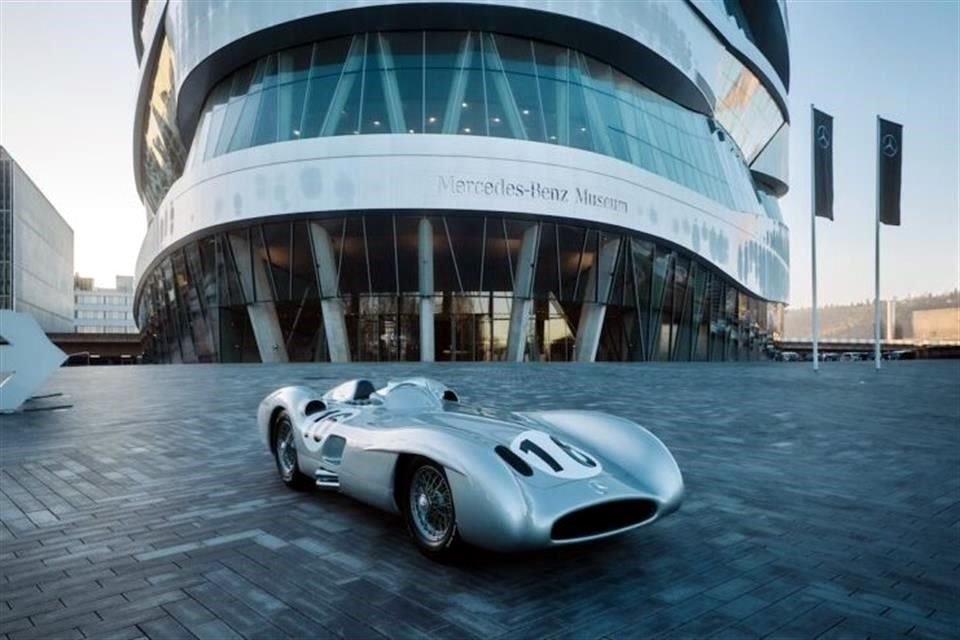 El  Mercedes Benz W 196 R Stromlinienwagen, conducido por Juan Manuel Fangio, se vendió en 51.15 millones de euros, siendo el auto más caro de la historia de la Fórmula Uno.