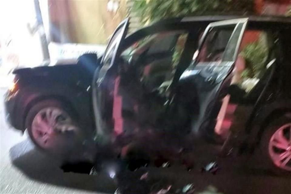 Los agentes encontraron un auto Volkswagen Atlas color negro en medio de la calle, con las puertas abiertas y manchas de sangre en el interior, casquillos y dos fornituras con cargadores abastecidos.