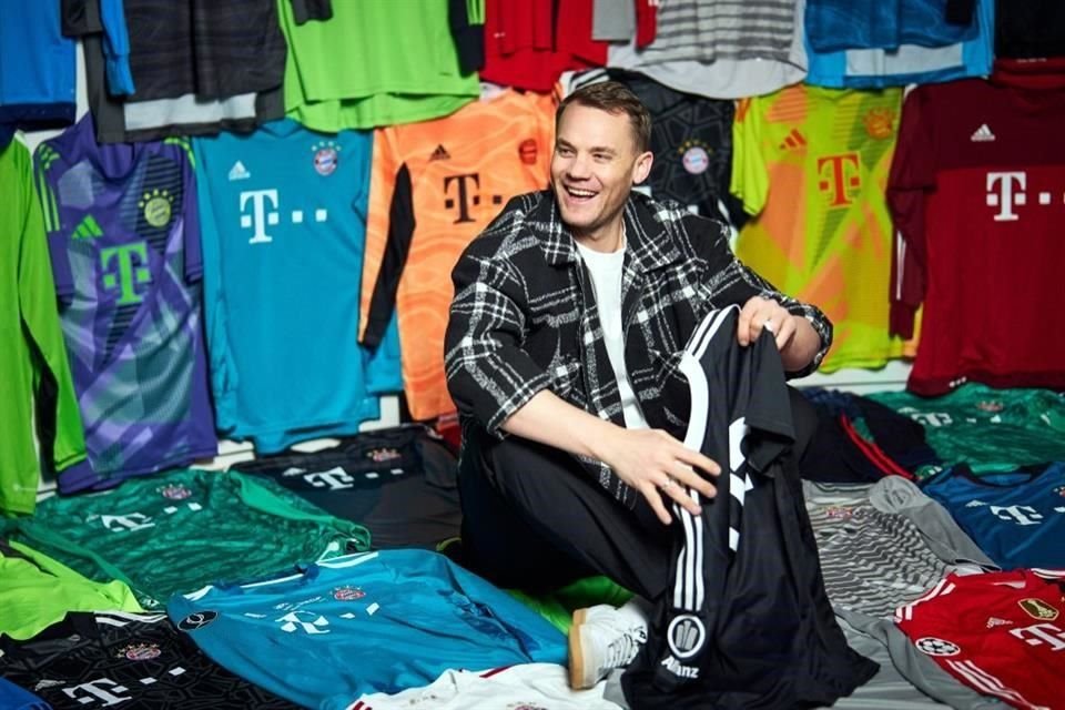 Bayern Múnich anunció la renovación de Manuel Neuer por un año con las camisetas que el arquero ha utilizado en toda su trayectoria en el club.