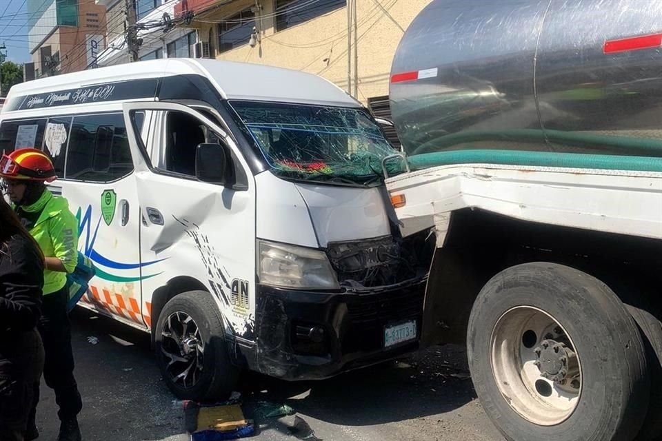 Una camioneta de transporte público se impactó contra una pipa de agua; el conductor quedó prensado.