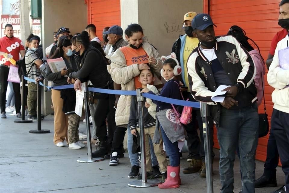 CON PAPELES. Decenas de migrantes tramitan todos los días la CURP provisional en las oficinas de Refugiados.