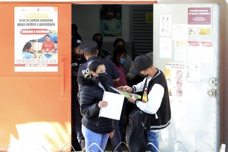 Erik, Luisa y Alondra. La niña ya tiene lugar en una escuela, pero le exigen contar con el documento provisional.