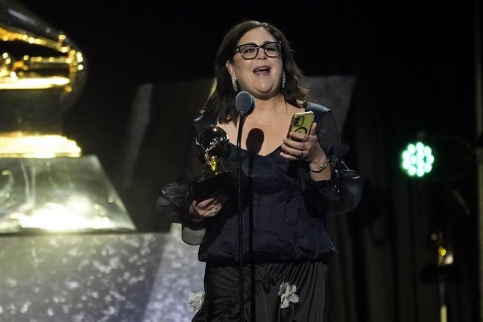 Gabriela Ortiz durante la recepción del Grammy en la categoría de Mejor Composición Clásica Contemporánea.