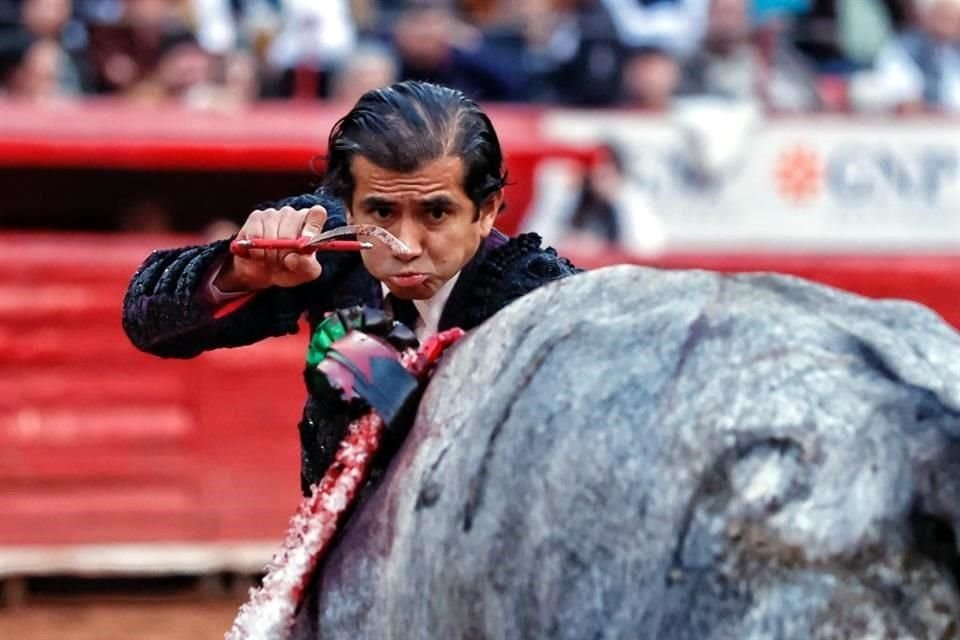 Joselito Adame la pasó un poco mal con su primer enemigo.