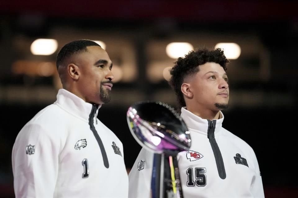 Jalen Hurts y Patrick Mahomes posaron con el Trofeo Vince Lombardi.