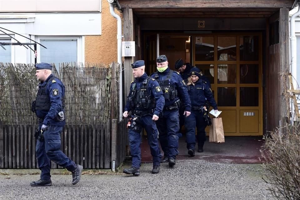 Las imágenes del lugar muestran gran presencia policial con ambulancias y vehículos de emergencia.