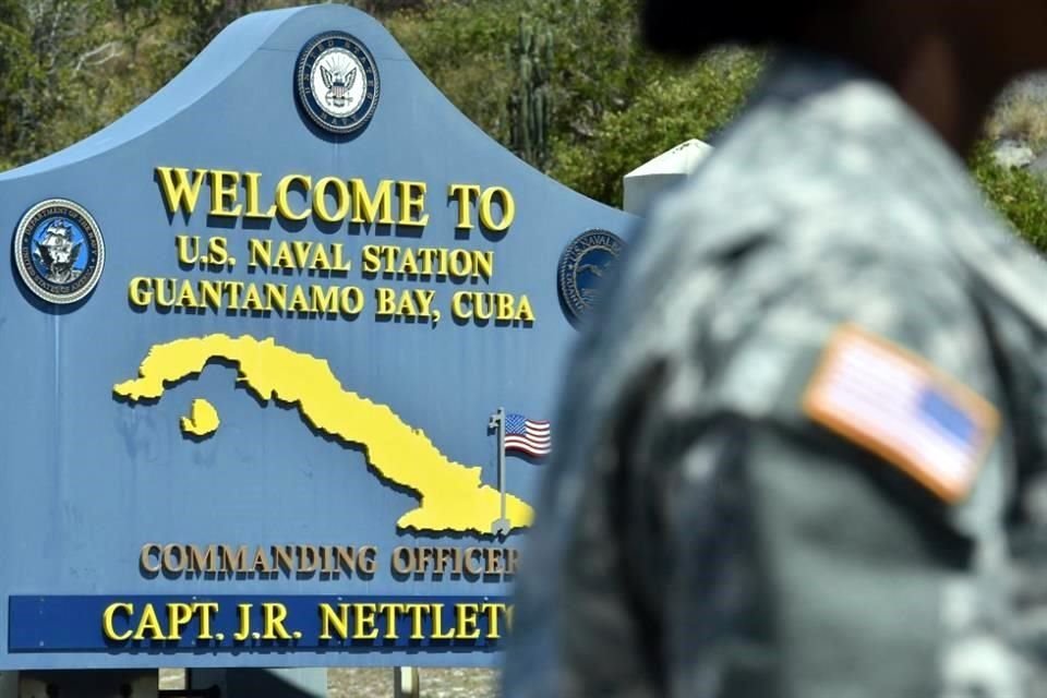 La Secretaria de prensa de la Casa Blanca, Karoline Leavitt, dijo que están 'en marcha' primeros vuelos de migrantes a bahía de Guantánamo.