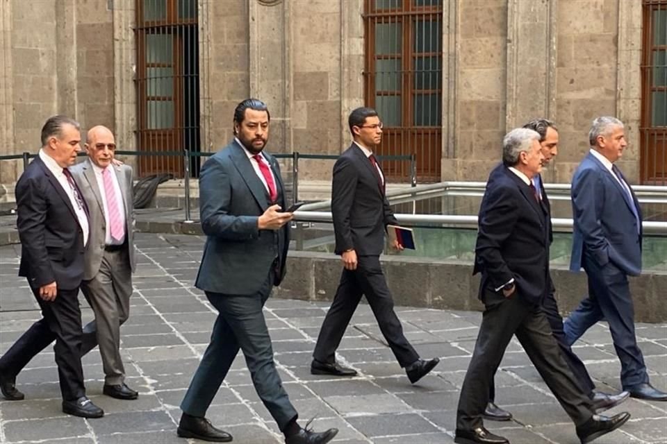 Empiezan a llegar empresarios a Palacio Nacional.