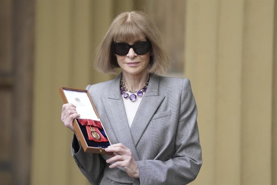 Anna Wintour posa con su medalla de Compañera de Honor.