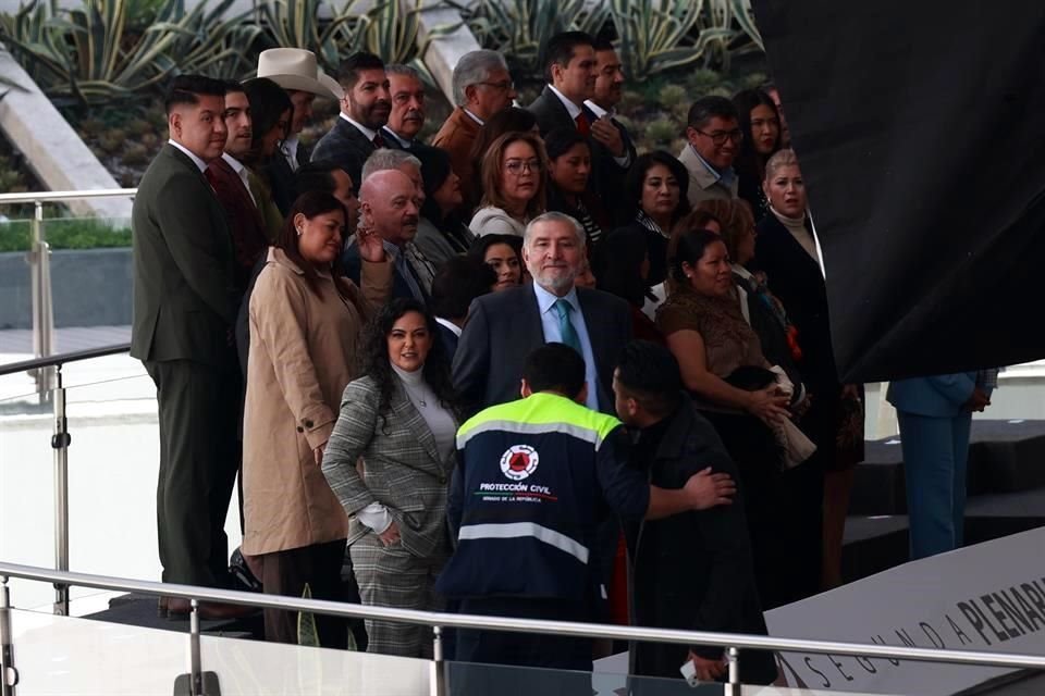 Integrantes de la bancada de Morena en el Senado se toman foto oficial ante arranque del periodo de sesiones.