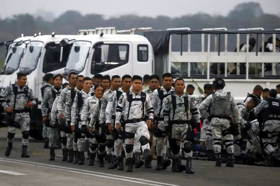 Elementos de la Guardia Nacional se preparan para abordar un avión en el Aeropuerto Internacional de Mérida para viajar hacia el norte a reforzar la seguridad en la frontera.