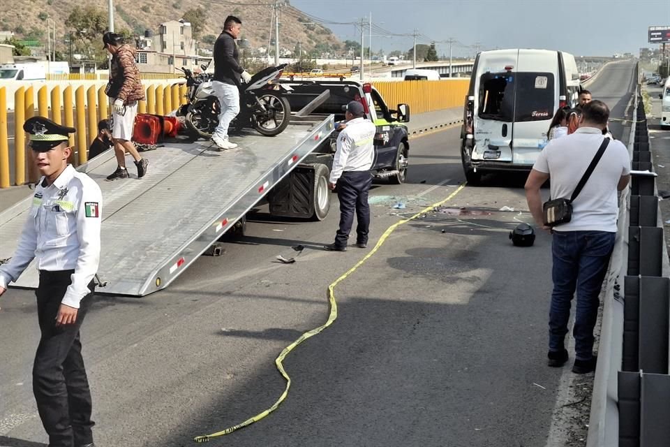 Un joven motociclista falleció tras chocar contra la parte trasera de una combi de pasajeros sobre la lateral de la Autopista México-Puebla, en Valle de Chalco.