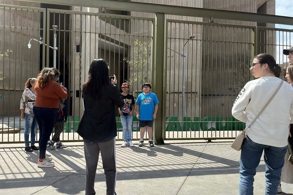 Algunos niños que son enviados para prácticas escolares se toman la foto frente a la entrada para demostrar a sus maestros que lo encontraron cerrado.